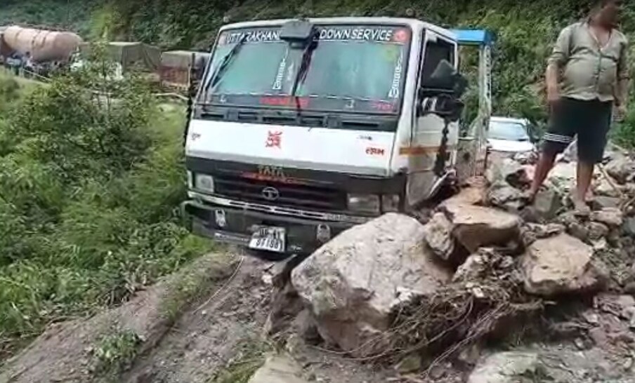 रुद्रप्रयाग जिल्ह्यातही तशीच स्थिती होती. रस्त्यावर दगड आल्यामुळे अनेक तास वाहनांच्या रांगा लागल्या होत्या.