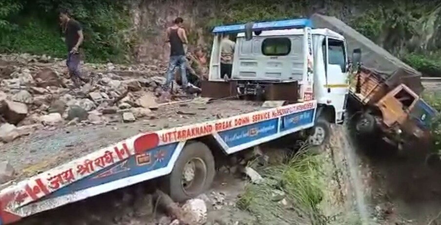 उत्तराखंडमध्ये अनेक ठिकाणी रस्त्यावर दगड कोसळल्यामुळे वाहतुकीवर परिणाम झाल्याच्या घटना घडल्या. 