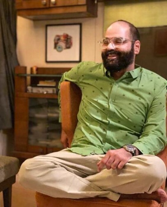 कुणाल कामराला ट्विटरवरुन लोकप्रियता मिळाली होती. त्याने 2013 मध्ये आपले जोक्स ट्विट करण्यास सुरुवात केली होती. यावर अनेक पॉझिटिव्ह प्रतिक्रियाही येत होत्या. त्यानंतर त्याने स्वत:चं 'शट अप' कुणाल चॅनेल सुरू केलं. जय हिंद कॉलेजमधून त्याने ग्रॅज्युएशनसाठी अॅडमिशन घेतलं. पण दुसऱ्या वर्षी ते सोडून त्याने प्रसून पांडेच्या अॅड फिल्म प्रोडक्शन हाउस कोरकोइस फिल्म्समध्ये प्रोडक्शन असिस्टंट म्हणून काम करण्यास सुरुवात केली. (फोटो सौजन्य: Instagram/kuna_kamra)