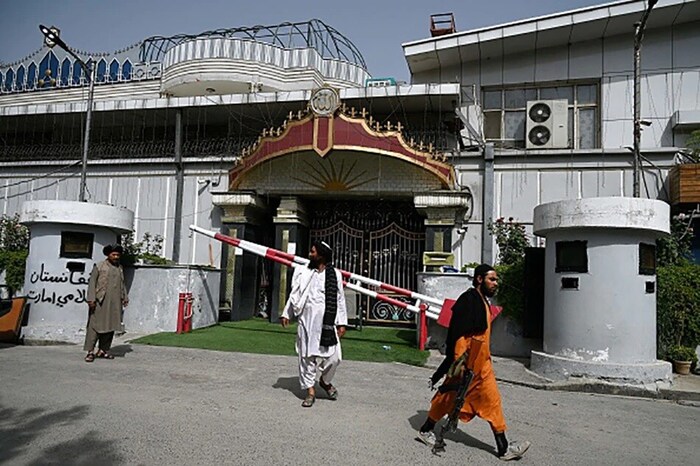 दोस्तम अफगाणिस्तान सोडून गेल्यानंतर आता त्यांच्या हवेलीवर तालिबाननं ताबा मिळवला आहे. ते पूर्ण महालात फिरत आहेत. दोस्तम यांच्या बेडवर ते झोपत आहेत. 