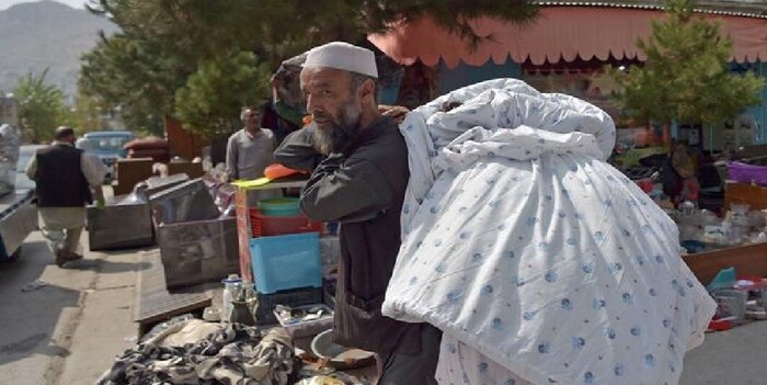 काबुलच्या डोंगराळ भागात राहणारे मोहम्मद अहसान हे त्यांच्याकडे असणाऱ्या दोन चादरी विकण्यासाठी घेऊन आले आहेत. आपल्याकडे खायला काहीच नसल्यामुळे या चादरी विकून कुटुंबीयांसाठी अन्नधान्य खरेदी करण्यासाठी ते इथं आले आहेत. 