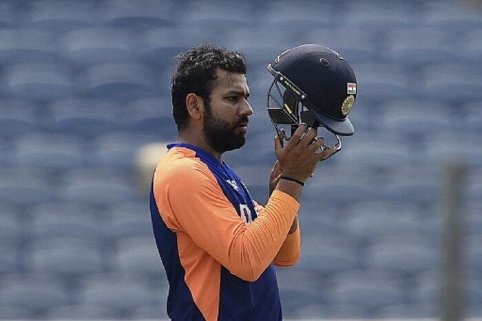 मुंबई, 17 सप्टेंबर: विराट कोहलीनं (Virat Kohli) टी20 टीमची कॅप्टनसी सोडण्याची घोषणा केली आहे. टी20 वर्ल्ड कपनंतर (T20 World Cup 2021) विराट कॅप्टनसी सोडणार आहे. विराटच्या जागी कॅप्टनसीच्या शर्यतीमध्ये रोहित शर्मा (Rohit Sharma) सर्वात आघाडीवर आहे. त्याचा टी20 फॉर्मेटमध्ये कॅप्टन म्हणून रेकॉर्डही चांगला आहे. रोहित टीम इंडियाचा कॅप्टन झाला तर व्हाईस कॅप्टन कोण होणार? हा प्रश्न आहे. (फोटो - AFP)