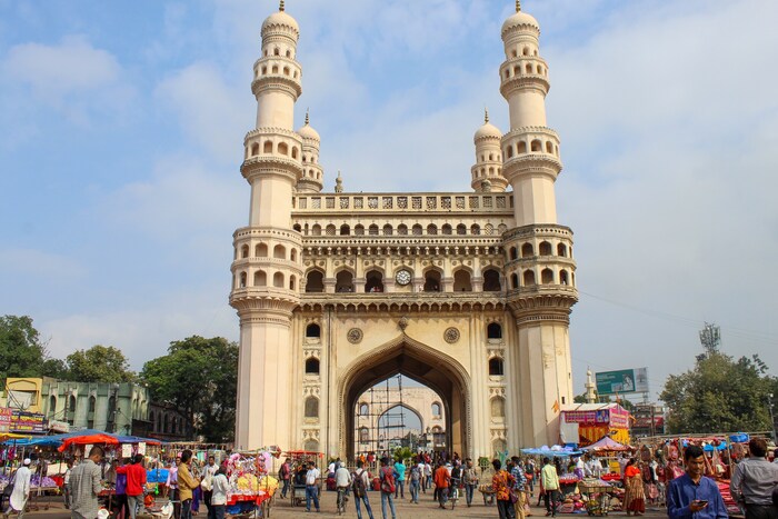हैदराबादेतील प्रसिद्ध चारमिनारचीदेखील प्रतिकृती पर्यटकांसाठी आकर्षण ठरेल. 8.5 एकरमध्ये पसरलेले हे 'भारत दर्शन पार्क' पार्क दिल्ली महानगरपालिकेने विकसित केले आहे. (Image: Shutterstock)