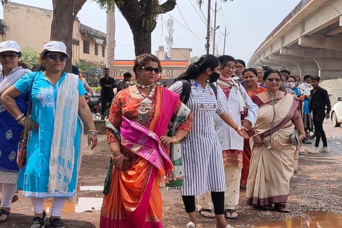 सर्व्हिस रोडमध्ये मोठ्या प्रमाणात खड्डे तयार झाले आहेत ज्यामुळे अनेक लोकांना आपले प्राण गमवावे लागले आहे. दररोज डझनभर लोक अपघातांना बळी पडत आहेत.