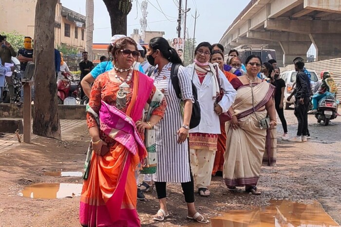 अनेक वेळा प्रशासनाचे लक्ष वेधूनही त्यावर काहीच कार्यवाही न झाल्याने असे अनोखे प्रदर्शन करून प्रशासनाचे लक्ष वेधण्यात आले. 