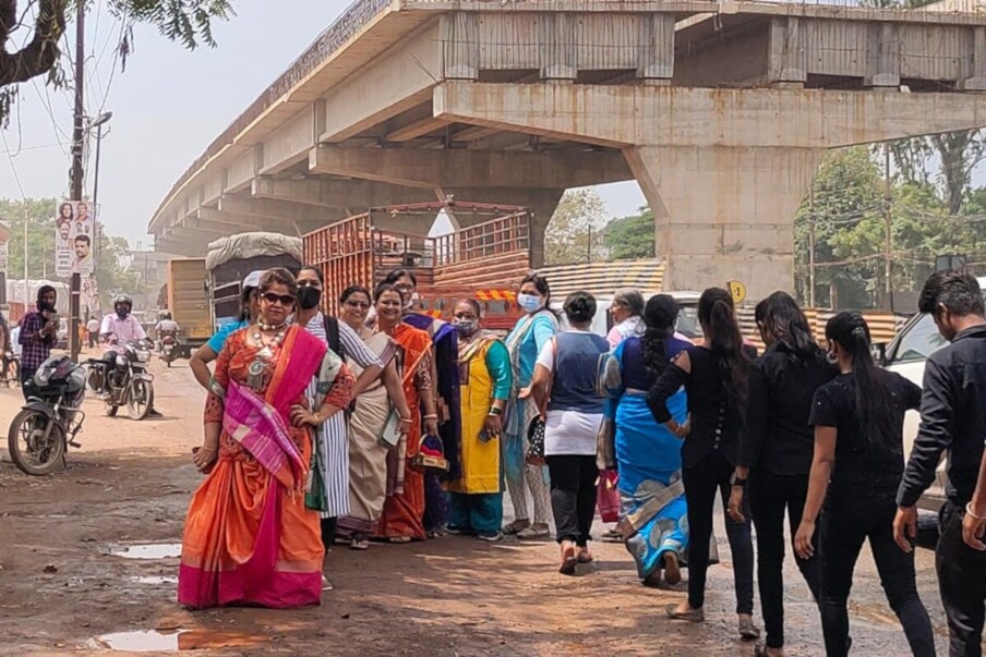 महिला जनजागृतीसाठी काम करणाऱ्या समाजसेविका सोनाली चक्रवर्तीसह डझनहून अधिक महिलांनी प्रात्यक्षिकात भाग घेतला.