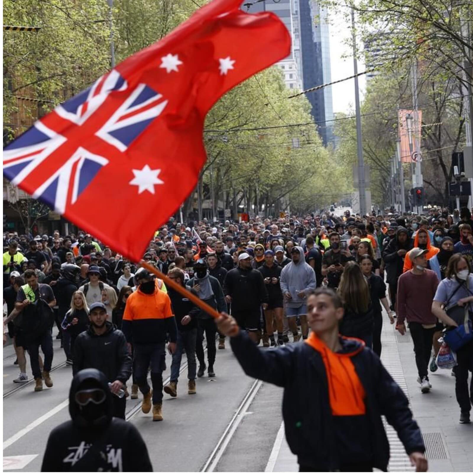 ऑस्ट्रेलियात गेल्या 20 दिवसांपासून दररोज 1600 पेक्षा जास्त नवे कोरोना रुग्ण आढळत आहेत. दैनंदिन मृत्यूचा आकडादेखील वाढू लागला आहे. त्यासाठी मेलबर्नमध्ये कडक लॉकडाऊन लावण्यात आला आहे. केवळ लसीकरण पूर्ण झालेल्या नागरिकांनाच कामासाठी बाहेर पडण्याची परवानगी देण्यात आली आहे.