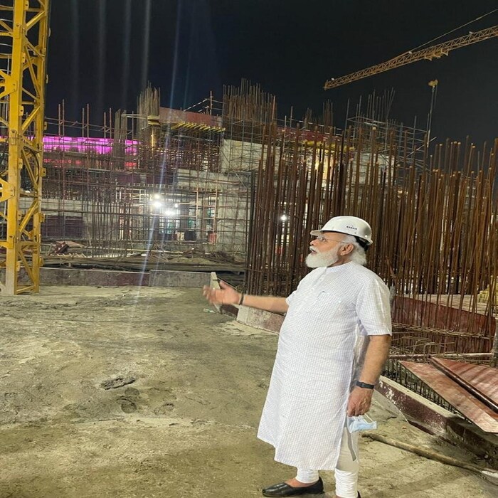 एएनआय या वृत्तसंस्थेनं दिलेल्या माहितीनुसार, पीएम मोदी यांनी पावणे नऊच्या सुमारास अचानक सेंट्रल व्हिस्टाच्या बांधकाम साइटला भेट दिली आहे. ते याठिकाणी येणार असल्याची वाढीव माहिती कोणालाही दिली नव्हती. राजधानी दिल्लीत सेंट्रल व्हिस्टा प्रकल्पाअंतर्गत नवीन संसद भवनाची निर्मिती केली जात आहे.