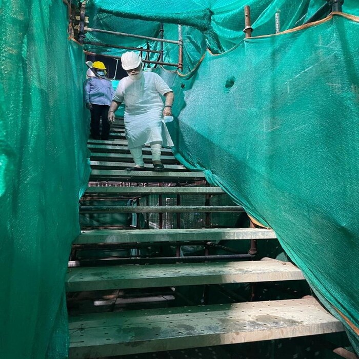 पुढील वर्षापर्यंत नवीन संसद भवनाचं काम पूर्ण होण्याची शक्यता आहे. याठिकाणी मोठ्या संख्येने मजूर दिवस रात्र वेगाने काम करत आहेत. 