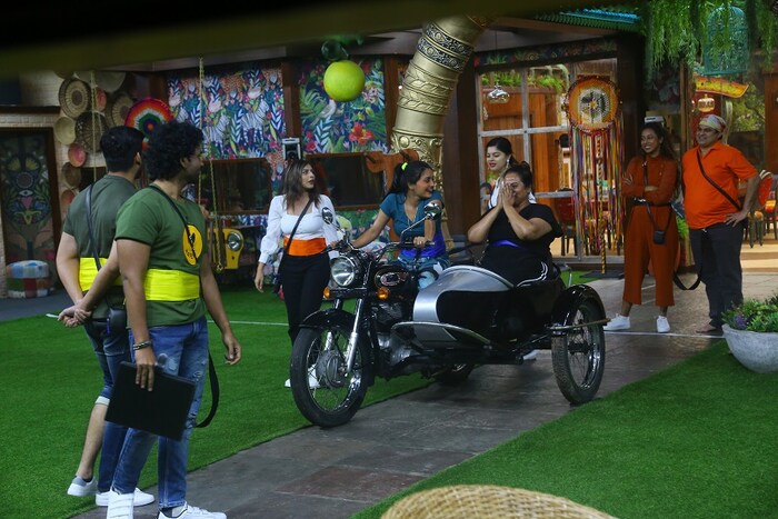 नेमून दिलेल्या जोड्या बेडीमध्ये अडकून सतत एकेमकांसोबत असणार आहेत, या दरम्यान हे स्पर्धक कशा पद्धतीने आपलं प्लॅनिंग करणार? कस एकेमकांवर वरचढ ठरणार हे पाहणं खरंच खूप इंटरेस्टिंग होणार आहे. 