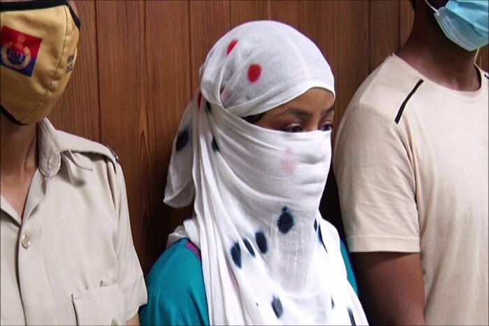 दिल्लीजवळच्या गुरुग्राममधल्या एका रिक्षाचालकाच्या खून प्रकरणात पोलिसांना वेगळीच खळबळजनक माहिती समजली. या रिक्षाचालकाच्या प्रेयसीनेच त्याचा अत्यंत निर्दयपणे दगडाने ठेचून खून केल्याचं उघड झालं आहे.