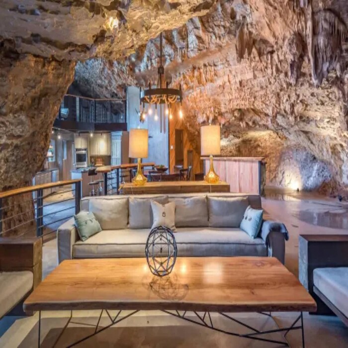 2018 मध्ये प्रथम या Parthenon Beckham Creek Cave Lodge बद्दल माहिती समोर आली. या बंकरच्या नूतनीकरणावर कोट्यवधी रुपये खर्च केल्यानंतर हे ठिकाण हॉटेलमध्ये रूपांतरित झालं. आता यात 4 बेडरूम आणि 4 बाथरूम आहेत. त्याचबरोबर सजवलेलं आलिशान स्वयंपाकघर आणि डायनिंग रूमही बनवण्यात आली आहे.