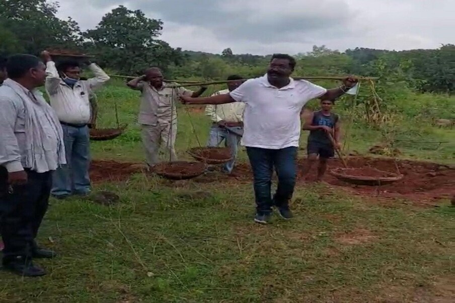 गावकऱ्यांनी हा रस्ता तयार करण्याची मागणी लोकप्रतिनिधींकडे केली होती. परंतु या रस्त्याच्या दुरुस्तीसाठी कोणीही पुढाकार घेतला नाही.