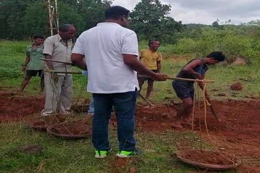 दरम्यान झापला या गावात महिला आणि पुरुषांसाठी फुटबॉल सामन्याचं आयोजन केलं होतं. ज्यामध्ये आमदार नमन विक्सल कोंगडी यांना निमंत्रित केलं. त्यानंतर ग्रामस्थांच्या विनंतीवरून आमदारांनी श्रमदान सुरू केलं.