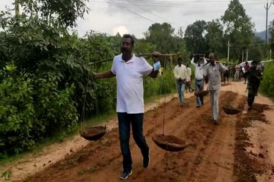 कोलेबिरा ब्लॉक अध्यक्ष सुनील खाडिया, कोलेबिरा ब्लॉक प्रतिनिधी सुलभ नेल्सन डंगडुंग आणि श्यामलाल प्रसाद यांनीही आमदारांसह श्रमदानात सहभाग घेतला.