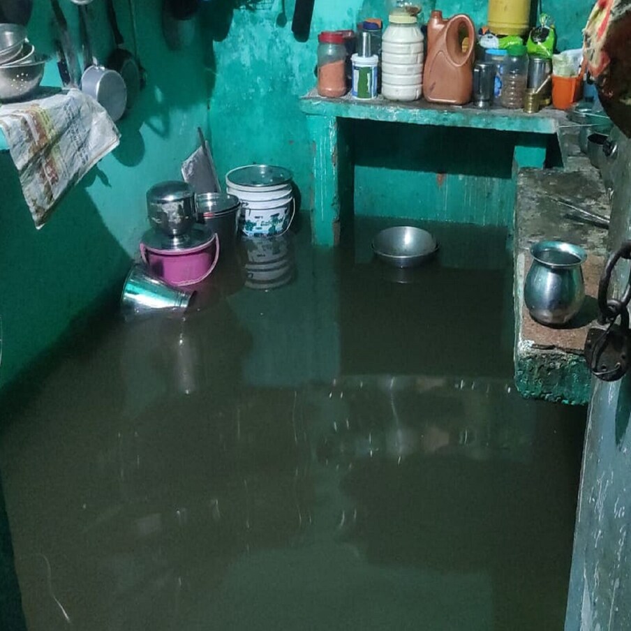 कोडरमामध्ये संततधार पावसामुळे रेल्वे कॉलनीतील घरांमध्ये पाणी शिरले. त्यामुळं घरातील भांडी आणि इतर सामान हे या पाण्यावर तरंगू लागले होते. 