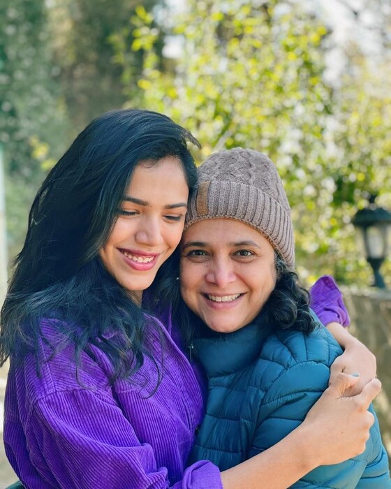 मराठीतीळ ज्येष्ठ अभिनेत्री सुप्रिया पिळगांवकर यांनी नुकताच आपल्या इन्स्टाग्राम अकाऊंटवर आपल्या लाडक्या मुलीचे जुने फोटो शेअर करत सर्वांनाच सुखद धक्का दिला आहे. सुप्रिया पिळगांवकर आणि सचिन यांना श्रिया ही लाडकी कन्या आहे. 