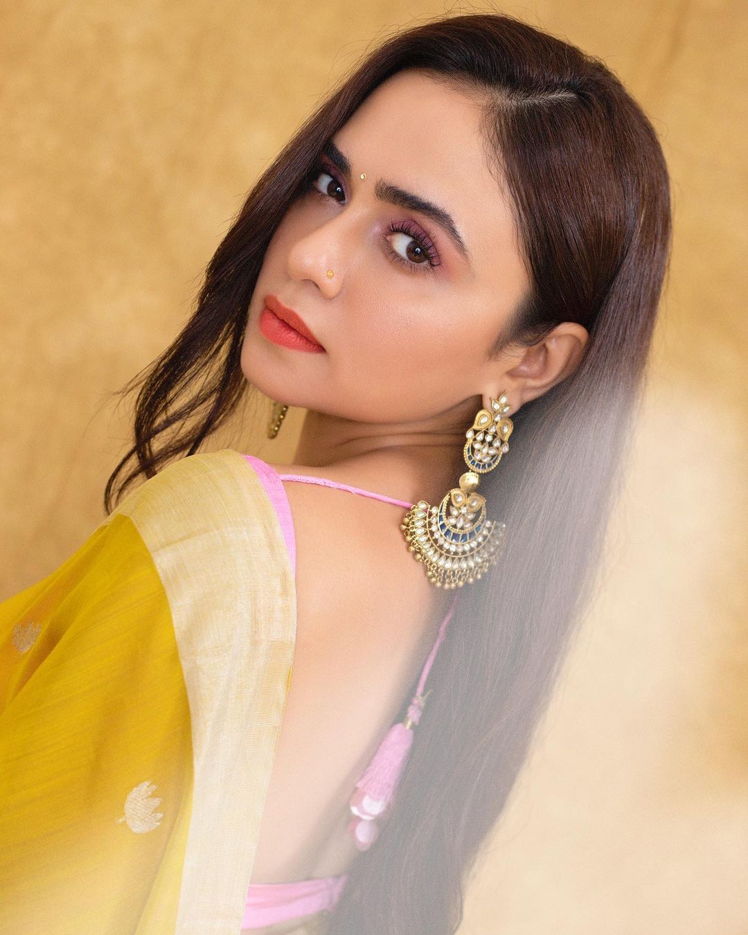 पिवळ्या रंगाच्या सिल्क साडीमध्ये अमृता खूपचं सुंदर दिसत आहे. तिच्या या फोटोंना चाहत्यांची मोठी पसंती मिळत आहे.
