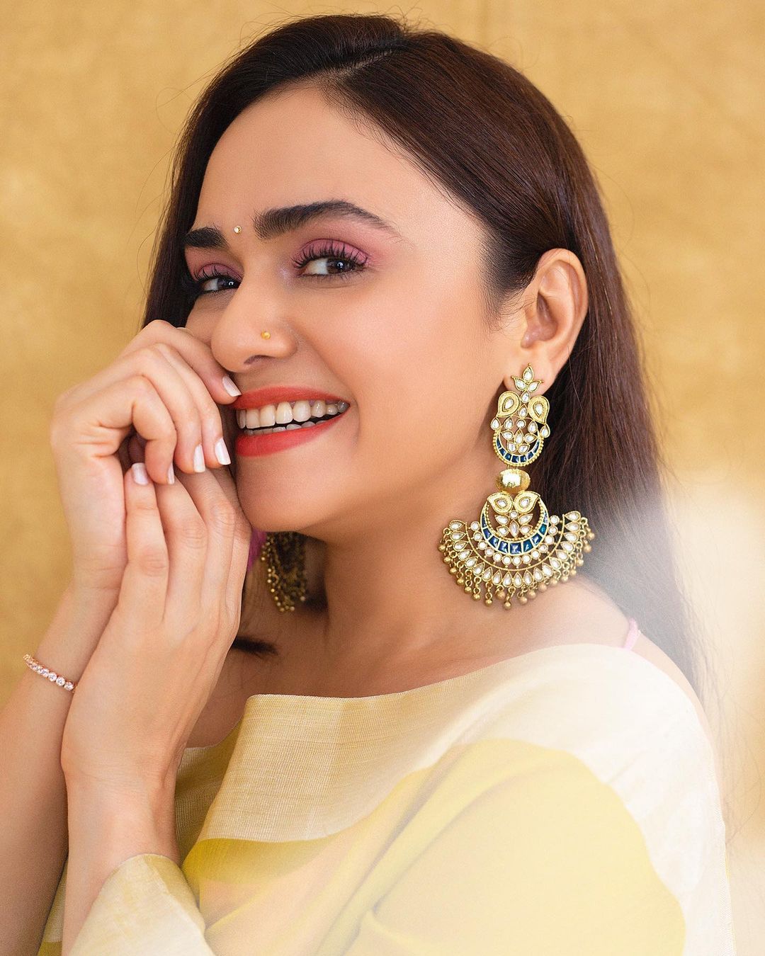 अमृताच्या मोहक हस्याने चाहते क्लीन बोल्ड होतं आहेत. अमृताचं सौंदर्य अगदी खुलून दिसत आहे.