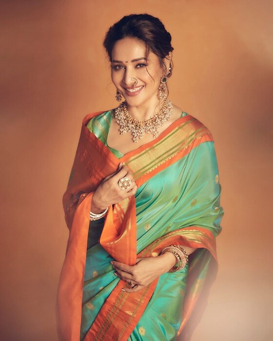 या फोटोंमध्ये माधुरी एकदम मराठी मुलगी बनली आहे. अर्थातचं ती हिंदी चित्रपटांत झळकत असली, तरीसुद्धा ती महाराष्ट्रीयन आहे. 