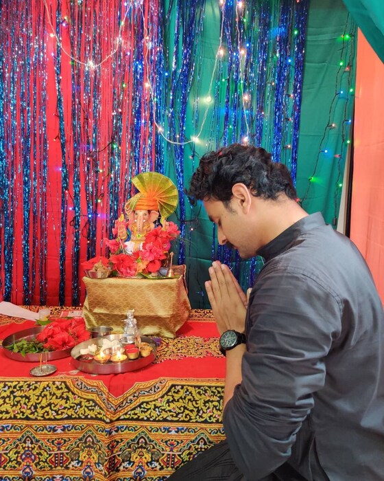 सुमितने नुकताच आपल्या इन्स्टाग्राम अकाउंटवर आपले फोटो शेयर केले आहेत. यामध्ये घरात बाप्पा विराजमान झालेलं दिसत आहे. 