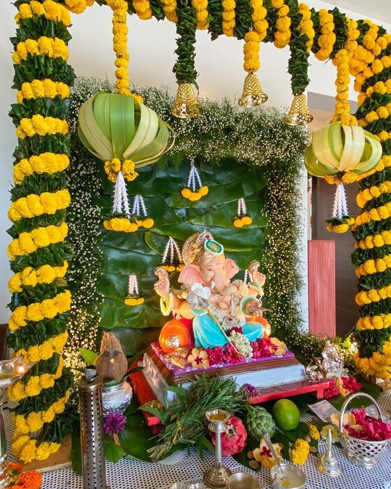 तसेच श्रेयाने विविध रंगांच्या फुलांनी गणपती बाप्पाची आरास सजवली आहे. यामध्ये बाप्पा अधिकच सुंदर दिसत आहे. 