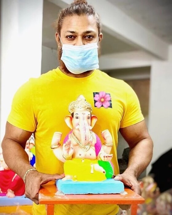 जय मल्हार फेम अभिनेता देवदत्त नागे यांनसुद्धा गणपती बाप्पानां घरी आणलं आहे. विशेष म्हणजे त्यांनी यावेळी मास्क घालत कोरोना नियमांचं भान ठेवलं आहे. 