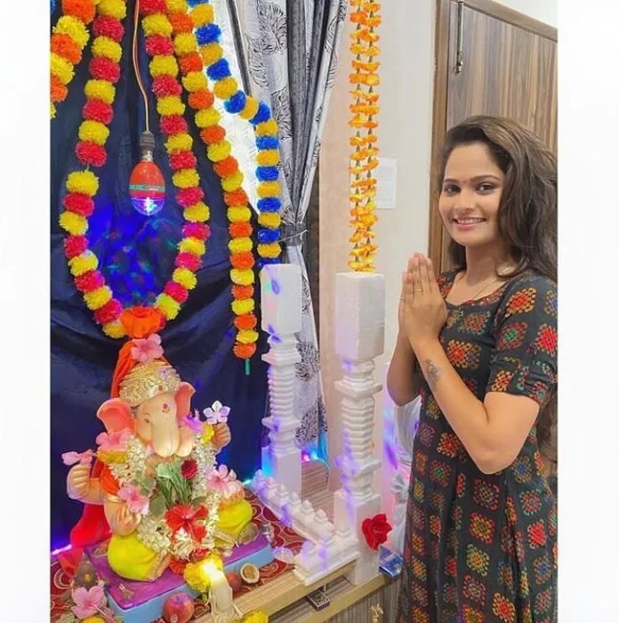  'जीव माझा गुंतला' फेम श्वेता अर्थातच प्राजक्ता नवनाळेच्या घरीसुद्धाबाप्पा विराजमान झाले आहेत. 