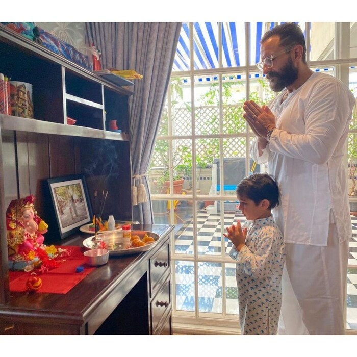 करीनाच्या घरी बाप्पाचं आगमन झालं असून पूजा करताना सगळे दिसत आहेत. नेहमीच चर्चेत राहणरा लहाणगा तैमुर देखील कुर्ता परिधान करत पूजा करताना दिसत आहे. 