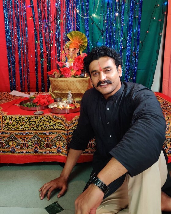गणपती बाप्पाच्या येण्याने घरातील वातावरण किती निर्मळ आणि सकारात्मक होत हे या फोटोंमधून दिसून येत आहे. 