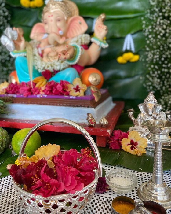 श्रेयाच्या घरी लाडक्या बाप्पासाठी सुंदर अशी आरास केलेली दिसत आहे. तसेच बाप्पासाठी पंचपक्वानही ठेवलेले दिसत आहेत. 