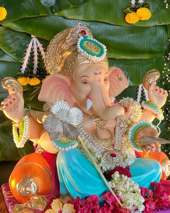 या फोटोंमध्ये श्रेया आपल्या पतीसोबत अगदी पारंपरिक वेशात दिसून येत आहे. 