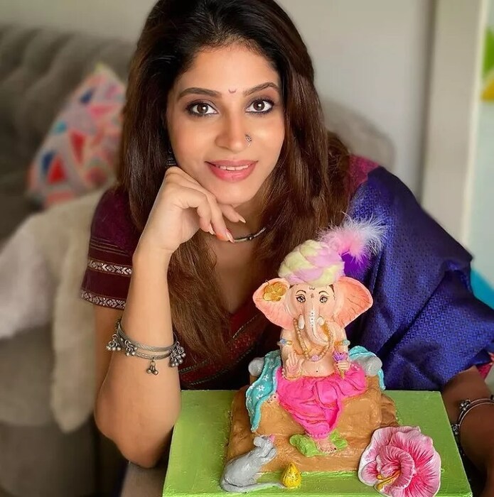  अभिनेत्री श्वेता महाडिकनेसुद्धा आपल्या बाप्पासोबत फोटो शायर करत सर्वांना शुभेच्छा दिल्या आहेत. 