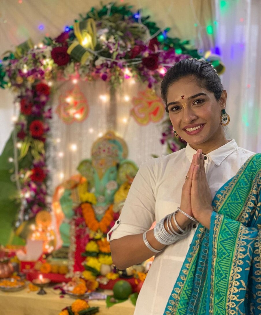 नेहाच्या घरी गणपती बाप्पाचं आगमन झालं आहे. सुंदर आरास करत तिने बाप्पाला विराजमान केलं आहे.