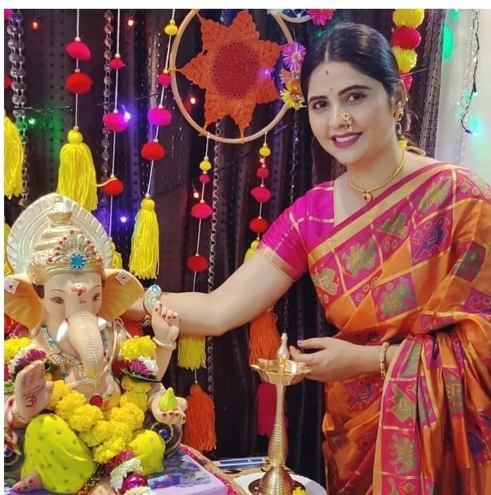 बिग बॉस मराठी फेम अभिनेत्री वीणा जगतापच्या घरी बाप्पा विराजमान झाले आहेत. वीणाने बाप्पासोबत फोटो शेयर करत शुभेच्छा दिल्या आहेत. 