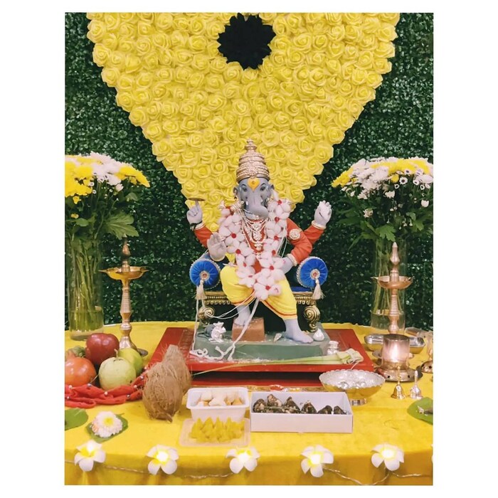 याशिवाय आरासही विठ्ठलरुपी केली आहे. जी फारच आकर्षक दिसत आहे. 