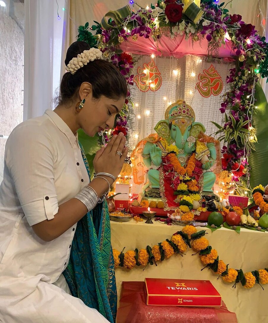 सोशल मीडियावर दिव्या फारच प्रसिद्ध आहे. तिची मोठी फॅनफॉलोइंग आहे.