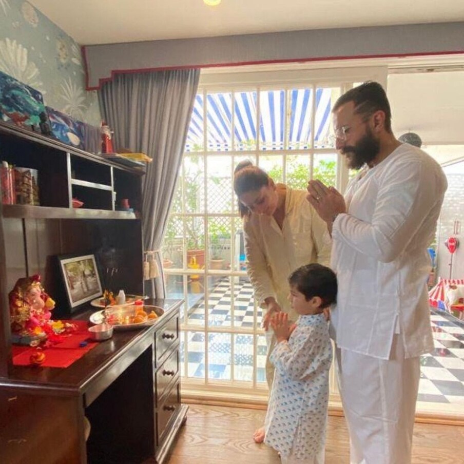 यावेळी करीना देखील पांढऱ्या कुर्त्यात दिसली. मुलगा तैमुरला ती पूजा करण्यास शिकवत असल्याचं दिसत आहे.