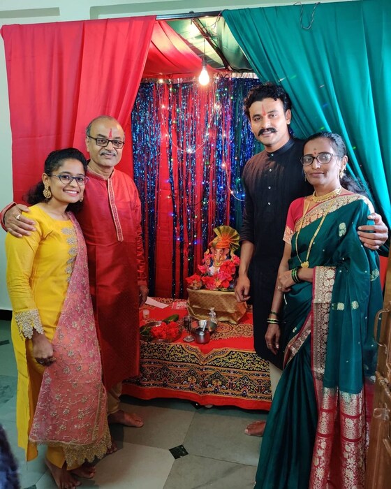 सुमितसोबत संपूर्ण कुटुंब फोटोत दिसून येत आहे. सर्वांच्या चेहऱ्यांवर प्रसन्नता ओसंडून वाहत आहे. 