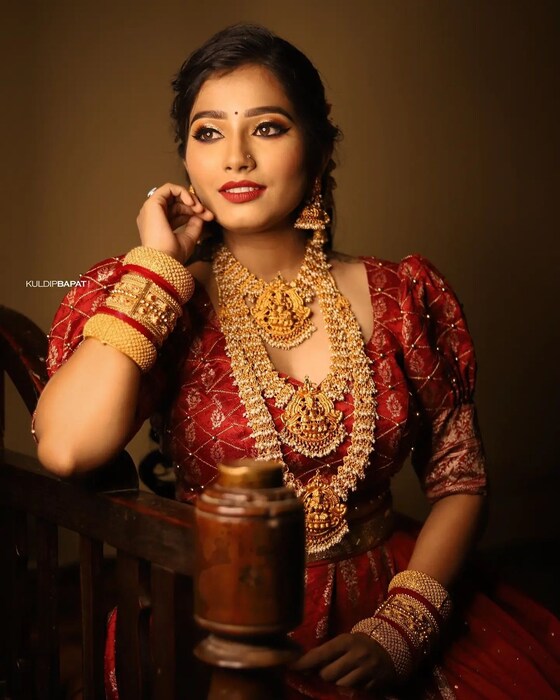 हातात सुंदर तोडे आणि गळ्यात भरगच्च दागिणे यामुळे ती फारच सुंदर दिसत आहे.