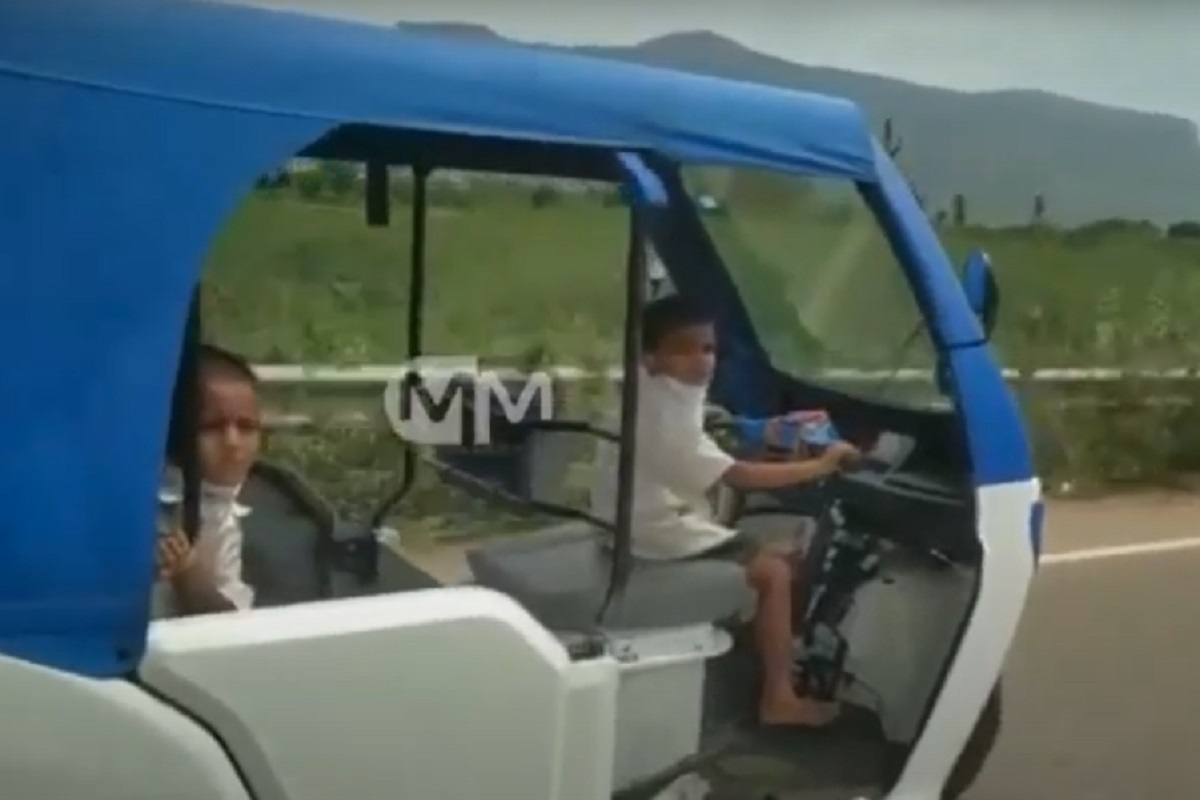 VIDEO - चिमुकल्या हाती रिक्षाचं स्टेअरिंग! अंध आई-बाबांसाठी 8 वर्षांचा गोपाल बनला श्रावणबाळ