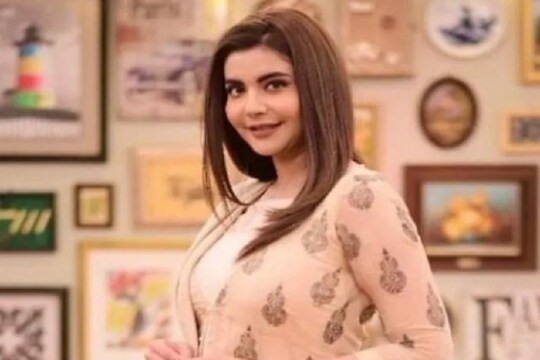 पाकिस्तानी न्यूज अँकरचे प्रश्न ऐकून पाहुण्यांना आवरेना हसू, नेटिझन्स उडवतायत खिल्ली, पाहा VIDEO