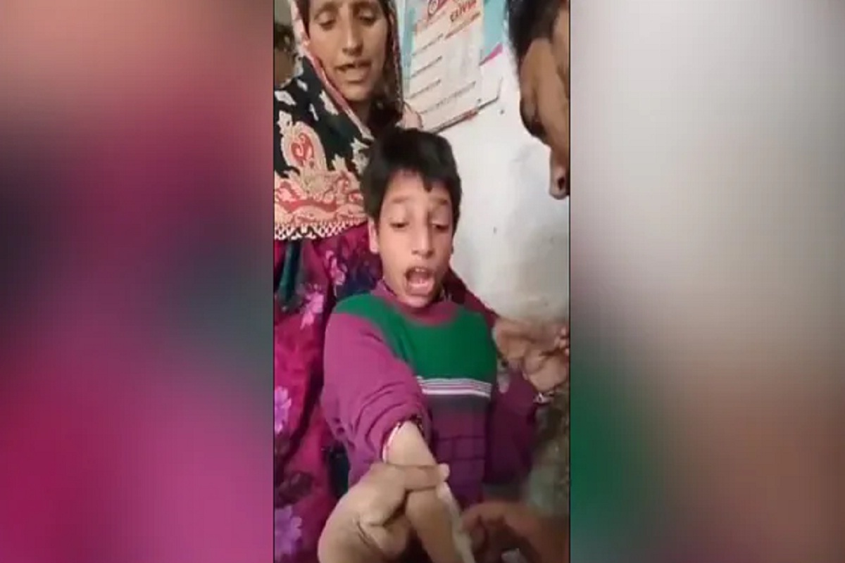 लस घेताना विचित्र रडणारा मुलगा