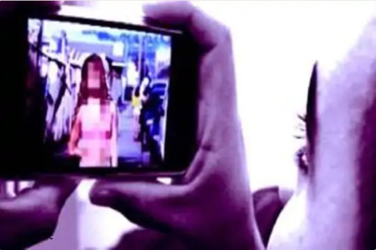 नोकराला तरुणाच्या मोबाईलमध्ये सापडले आक्षेपार्ह फोटो, 1 लाख रुपये मागत केलं ब्लॅकमेल