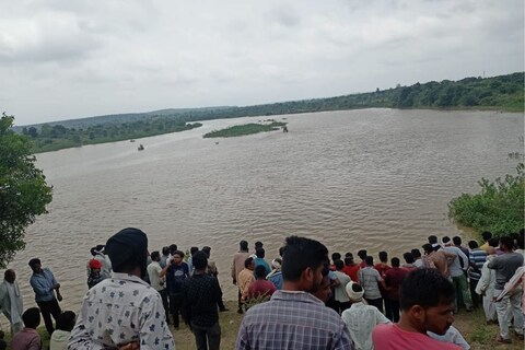boat capsized in wardha: बोटीत क्षमतेपेक्षा अधिक प्रवासी बसल्याने ही दुर्घटना घडली असावी असा अंदाज व्यक्त करण्यात येत आहे.
