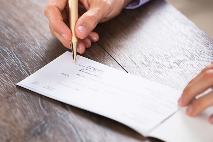  तुम्ही जर ओरिएंटल बँक (Oriental bank -OBC), अलाहाबाद बँक (Allahabad Bank) आणि यूनाइटेड बँक ऑफ इंडिया (United Bank of India - UBI) चे ग्राहक असाल तर ही बातमी तुमच्यासाठी अत्यंत महत्त्वाची आहे. 1 ऑक्टोबरपासून या बँकांचे जुने चेकबुक रद्द होणार आहे.