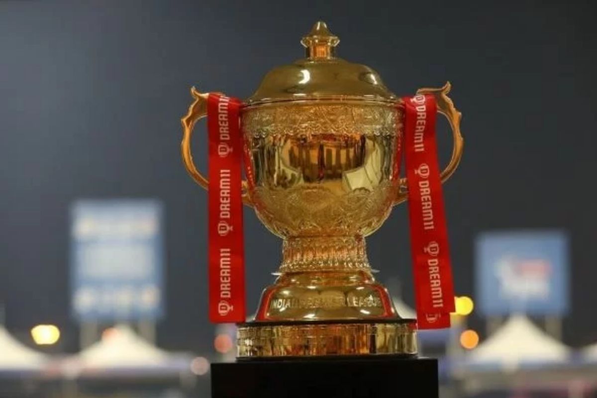 आयपीएल 2021 या मोसमातील अखेरचे दोन सामने संध्याकाळी साडेसात वाजता एकाच वेळी खेळले जाणार.