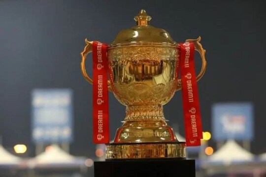 आयपीएल 2021 या मोसमातील अखेरचे दोन सामने संध्याकाळी साडेसात वाजता एकाच वेळी खेळले जाणार. 
