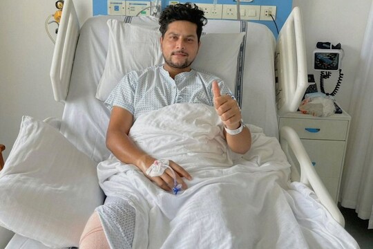 आयपीएलमध्ये(IPL 2021) धडाकेबाज कामगिरी करणाऱ्या कुलदीप यादवने(Kuldeep Yadav) आपल्यावर झालेली शस्त्रक्रिया यशस्वी पार पडली असल्याची पोस्ट शेअर करत आपल्या सहकाऱ्यांना खुशखबर दिली आहे.  