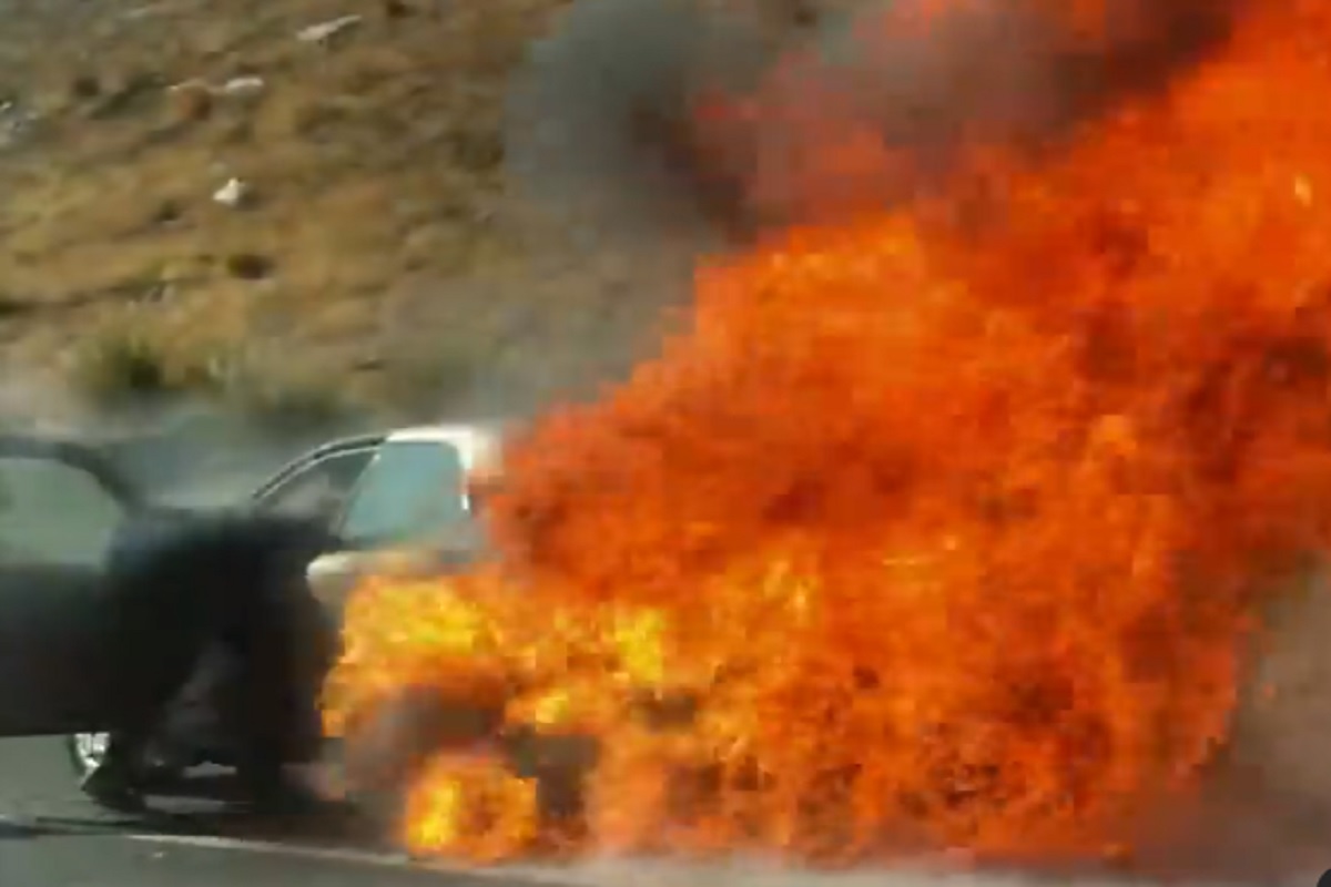 2 तरुणांनी स्वतःला आगीत झोकून दिलं; Burning car मधून वृ्द्ध दाम्प्त्याला वाचवलं; बचावाचा थरारक VIDEO